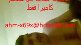 最好的女朋友躺在床上討論他們的男人。