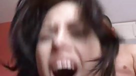 男孩強行脫掉牛犢，試圖把她淹死在水桶裡