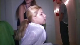 俄羅斯性：毛茸茸的兄弟在廚房裡操了姐姐