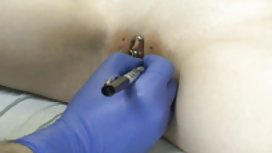 纖細的女孩們一起洗澡，互相嬉戲