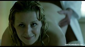 熱戀中的情侶正在充實地嘗試性生活