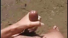 爸爸在狹窄的陰部裡熱情地操縱廚房裡頑皮的女兒