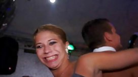 頑皮的寶貝喜歡愛撫她的帽子