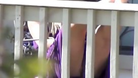 成熟的女同性戀看到女僕興奮，決定操她