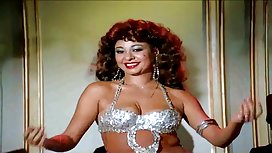 苗條的秘書巧妙地吸了她興奮的成熟老闆