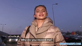 女孩在游泳課後洗澡，看不到隱藏的相機