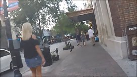 小伙子對小雞很生氣，她背負著他