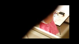 粗魯地撕掉了他懷孕的妻子