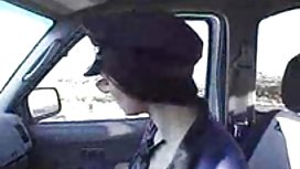 男人偷偷地舔著美味的屁股