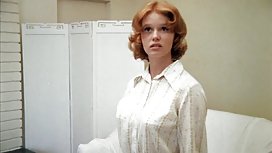 英國女人在自慰的男朋友面前變得赤裸裸