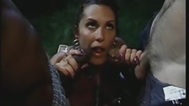 黑色的色情切片以白色小雞結尾