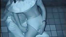 熱的蕩婦卡特里娜擺在紅色絲襪和愛撫她的陰部