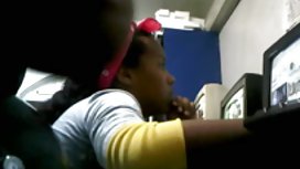 寶琳娜在沙發上亂搞她的陰戶