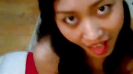 繼母邀請她的繼子到浴室進行激情性交