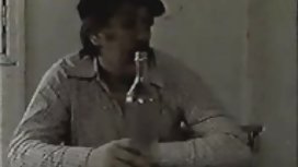 完美的山雀的黑髮女郎用油擦自己