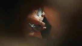 年輕的常春藤回憶起與朋友和女同性戀朋友的性愛場面並愛撫自己