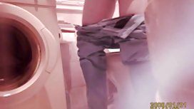 擺在為他們的老朋友赤裸的俏麗的婦女