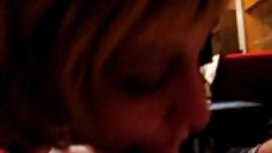 梅利莎用透明薄膜包裹著她赤裸的身體