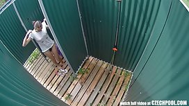 俄羅斯男同性戀與對方的女朋友和公雞玩得開心