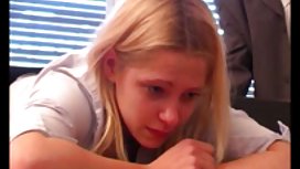 穿著短褲的Valeria閃耀著臀部