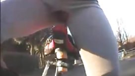 可愛的金發女郎用她的手指尖刺她的陰戶