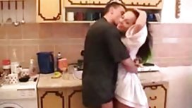 同性戀戰爭傢伙在廁所吸吮雞巴和他媽的屁股