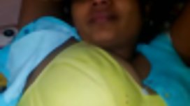 三個老祖母正在跳躍一個年輕的情人的陰莖