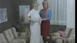 烏木在她毛茸茸的陰戶裡操了一個老金發