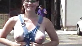 男人對女孩的身體舉行儀式