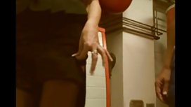 在豹子長襪的白膚金發的小雞為雜誌擺在